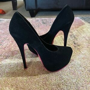 Platform Black Pumps